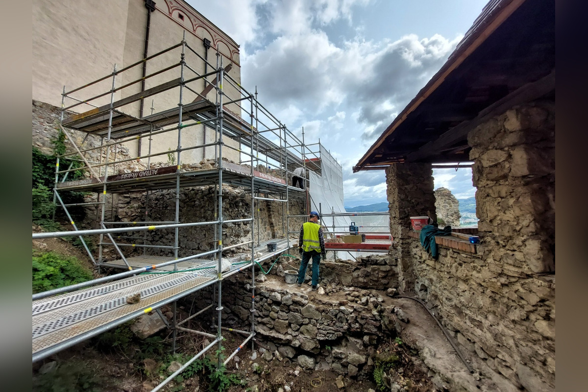 FOTO: Rekonštrukcia Trenčianskeho hradu pokračuje v plnom prúde, foto 1