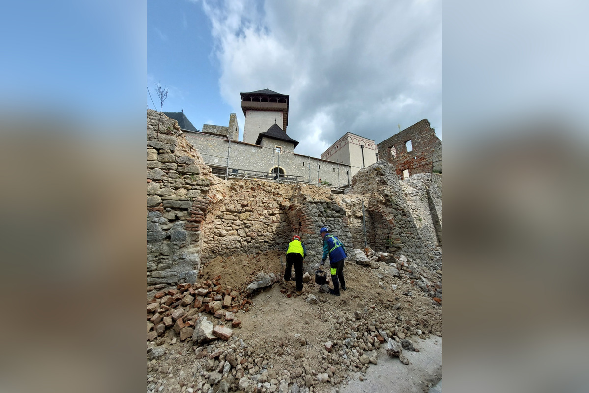FOTO: Rekonštrukcia Trenčianskeho hradu pokračuje v plnom prúde, foto 4