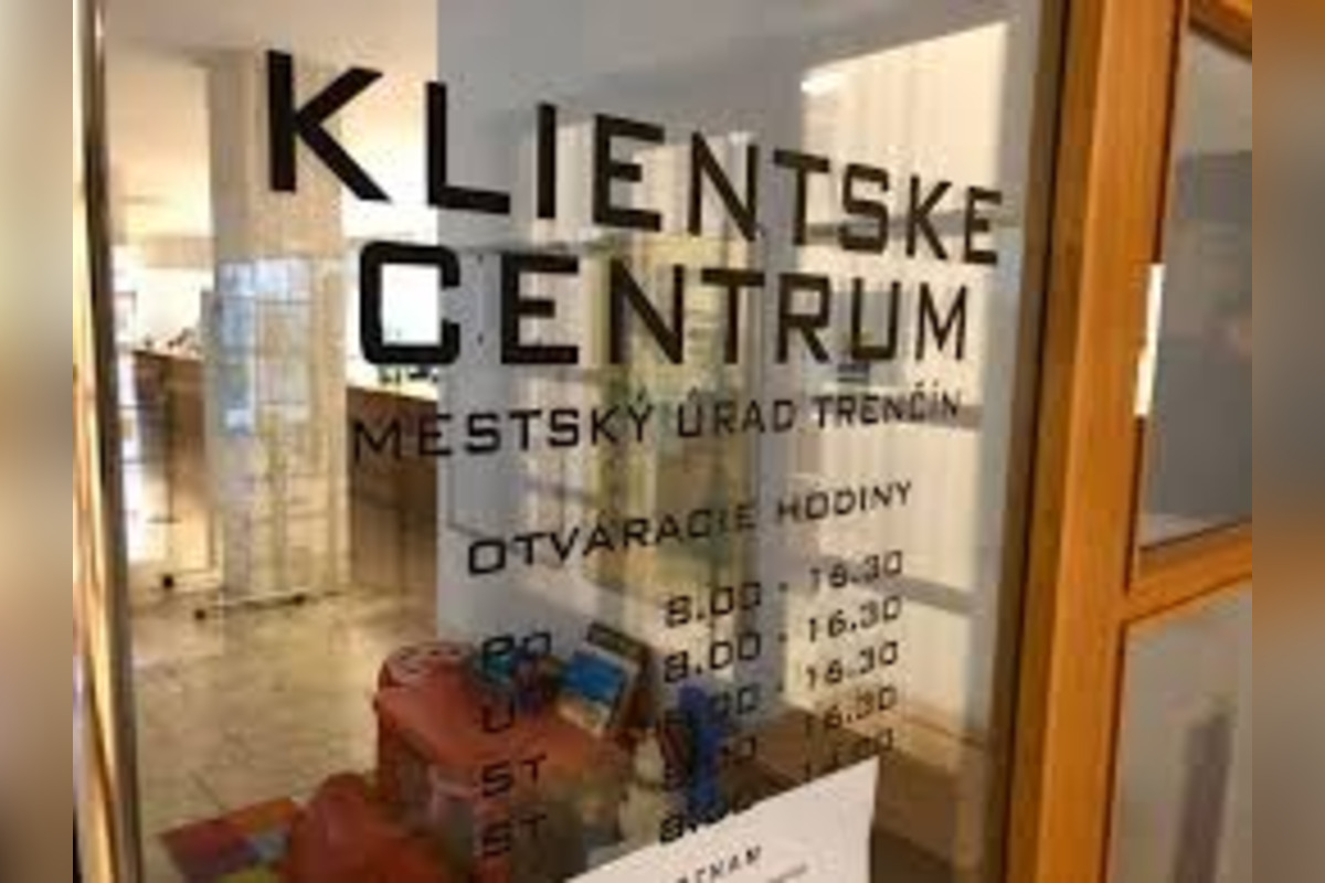 FOTO: V Trenčíne uľahčuje vybavovanie záležitostí na úrade elektronická tabula , foto 1