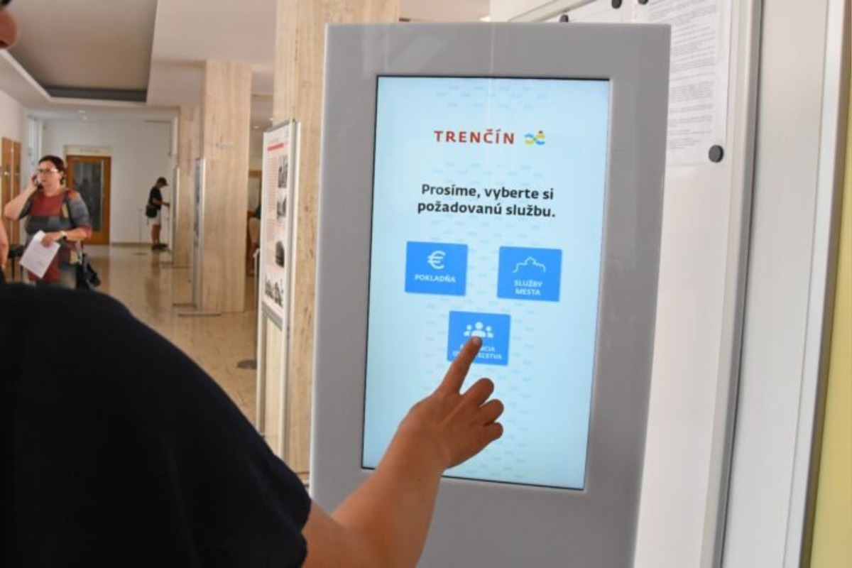 FOTO: V Trenčíne uľahčuje vybavovanie záležitostí na úrade elektronická tabula , foto 2