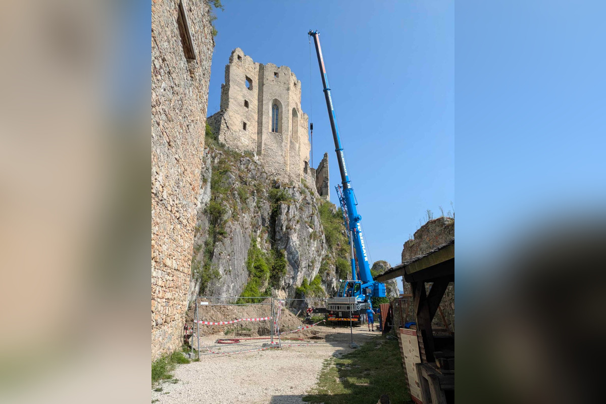 FOTO: Žeriav na hrade Beckov, foto 3