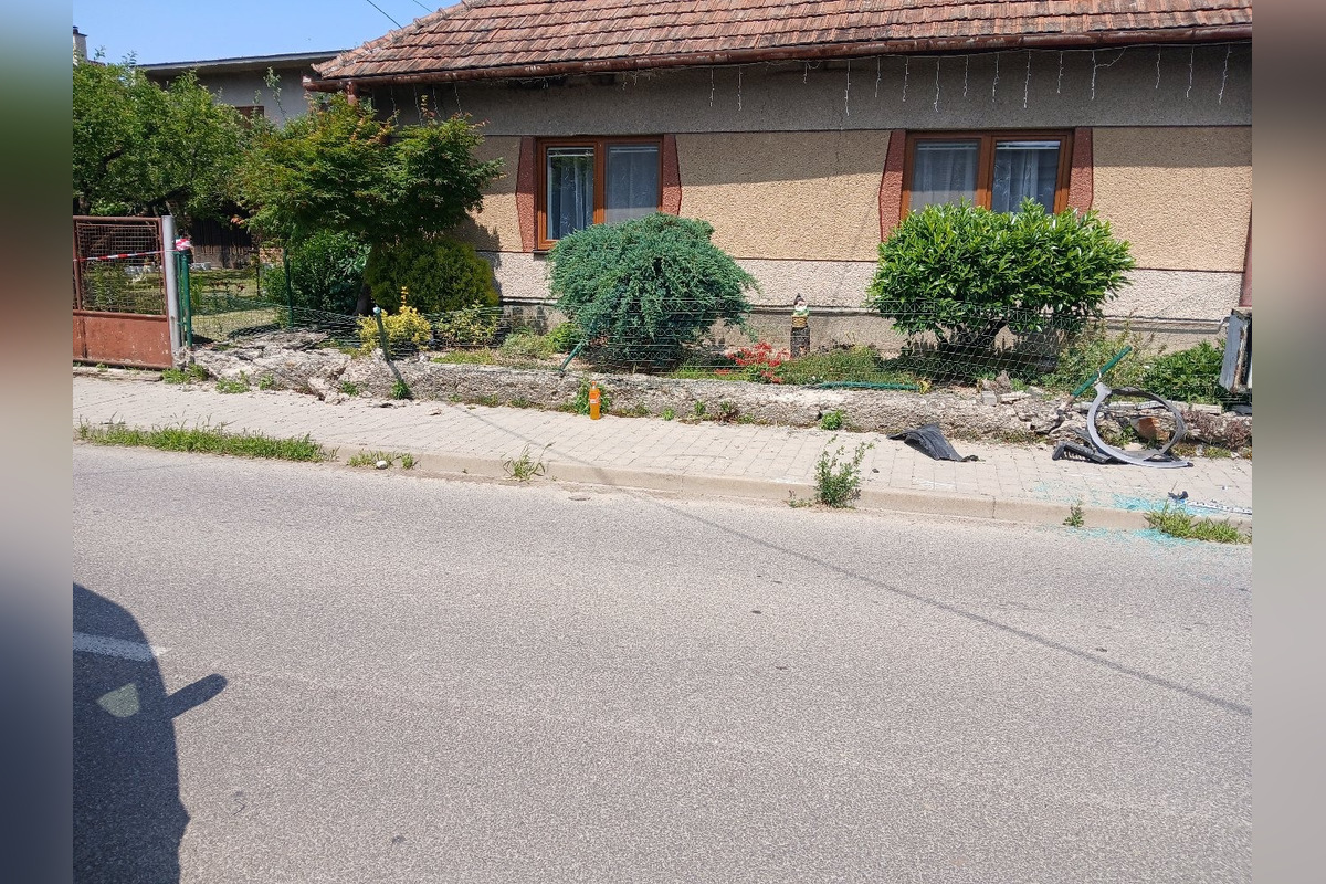 FOTO: V okrese partizánske došlo k dopravnej nehode, ktorá ochromila dopravu v obci Klátová Nová Ves , foto 3