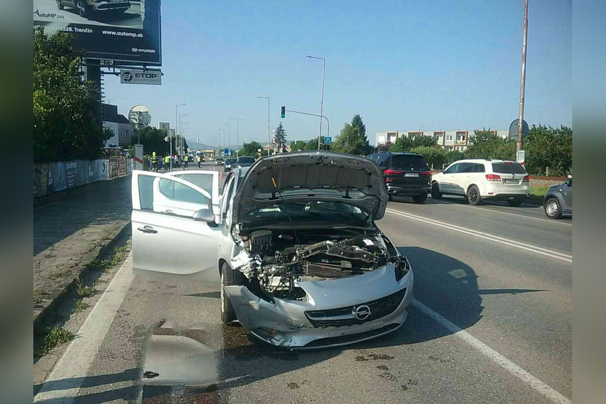FOTO: Nehoda v Trenčíne ochromila dopravu v meste , foto 3