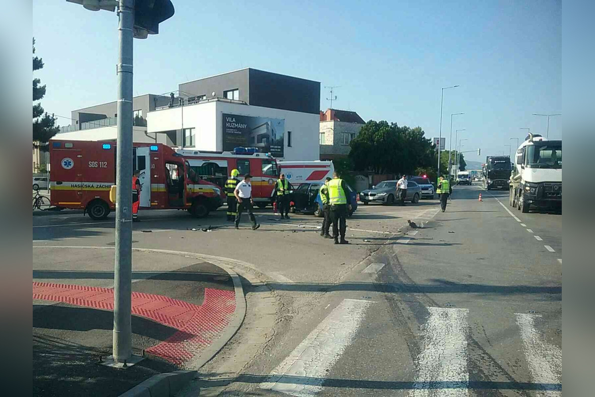 FOTO: Nehoda v Trenčíne ochromila dopravu v meste , foto 4