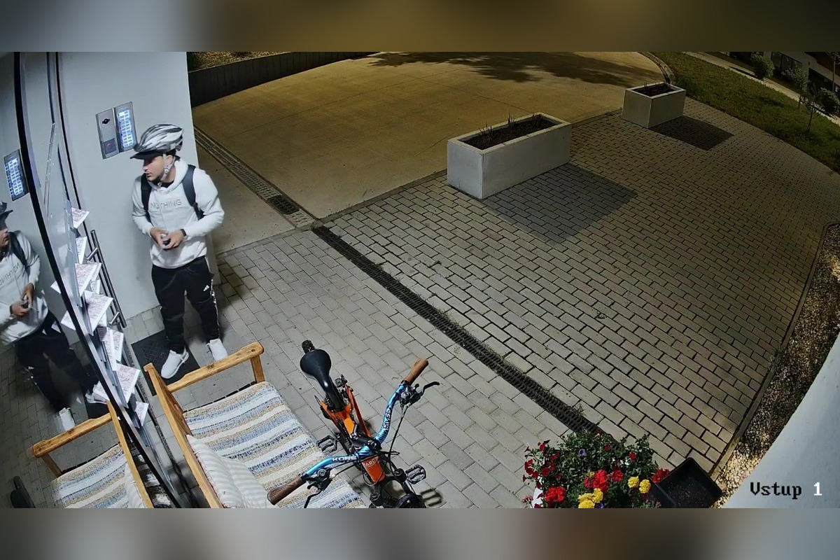 FOTO: Polícia žiada o pomoc pri stotožnení muža z kamerového záznamu v Púchove, foto 1
