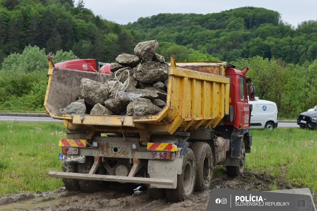 FOTO: Ovocný sad v Púchove premenil na smetisko. Podnikateľ čelí obžalobe za takmer 2 000 ton odpadu, foto 1