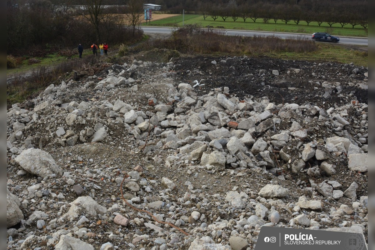FOTO: Ovocný sad v Púchove premenil na smetisko. Podnikateľ čelí obžalobe za takmer 2 000 ton odpadu, foto 3