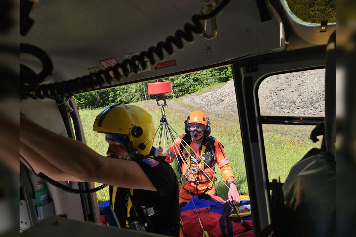 FOTO: 32-ročnú cyklistku vyslobodzovali zo skál trenčianski leteckí záchranári pomocou navijaka z vrtuľníka, foto 1