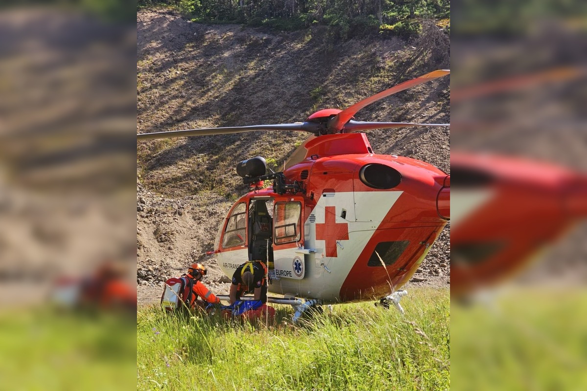 FOTO: 32-ročnú cyklistku vyslobodzovali zo skál trenčianski leteckí záchranári pomocou navijaka z vrtuľníka, foto 2