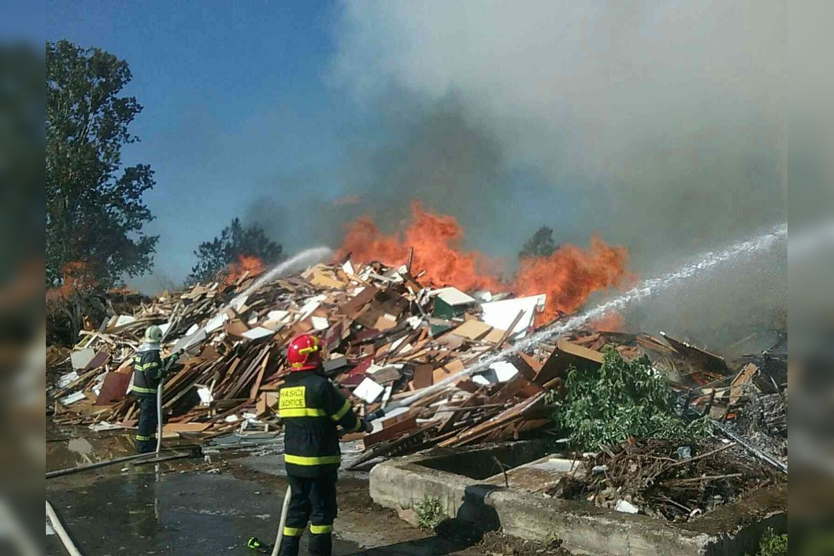 FOTO: Obrovský požiar v Potvoriciach pri Novom Meste nad Váhom. Zhorela drevoštiepka aj uskladnené drevo!, foto 1