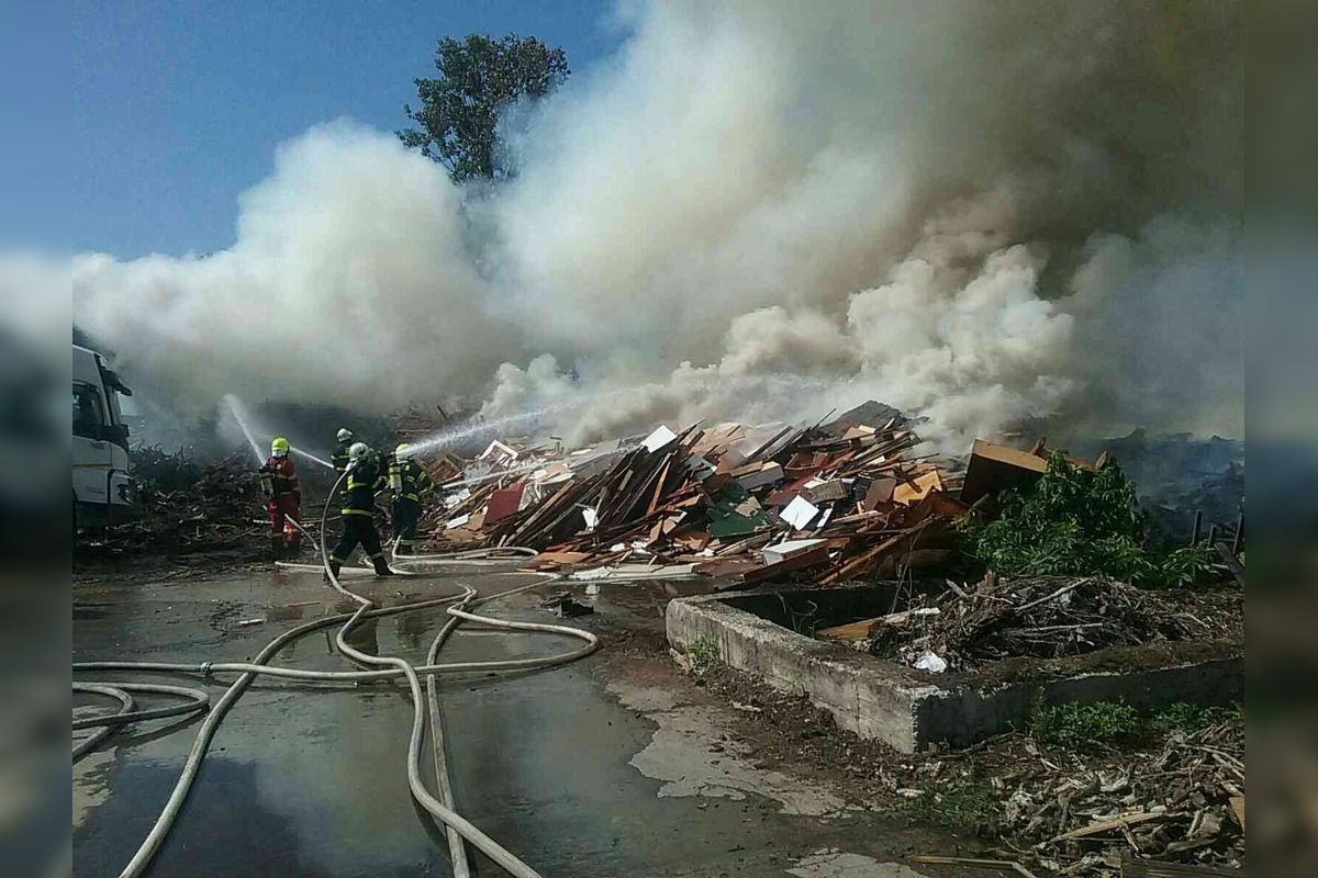 FOTO: Obrovský požiar v Potvoriciach pri Novom Meste nad Váhom. Zhorela drevoštiepka aj uskladnené drevo!, foto 2