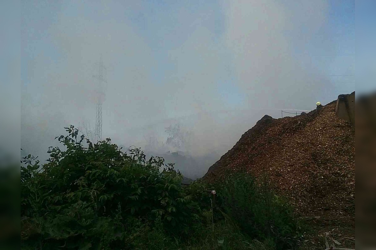 FOTO: Obrovský požiar v Potvoriciach pri Novom Meste nad Váhom. Zhorela drevoštiepka aj uskladnené drevo!, foto 3