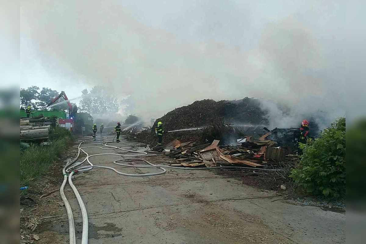FOTO: Obrovský požiar v Potvoriciach pri Novom Meste nad Váhom. Zhorela drevoštiepka aj uskladnené drevo!, foto 4