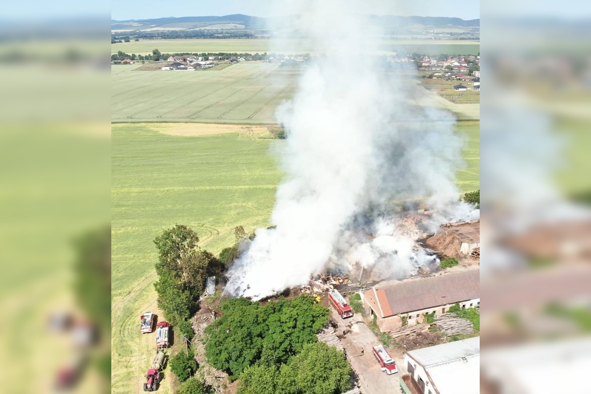 FOTO: Obrovský požiar v Potvoriciach pri Novom Meste nad Váhom. Zhorela drevoštiepka aj uskladnené drevo!, foto 6