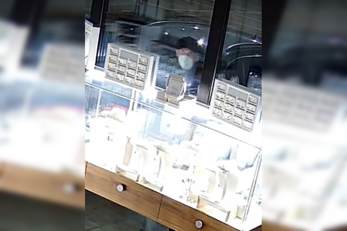 FOTO: V Ilave vykradli zlatníctvo, majitelia prosia o pomoc , foto 2