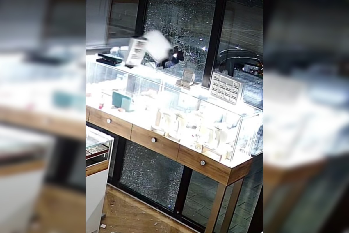 FOTO: V Ilave vykradli zlatníctvo, majitelia prosia o pomoc , foto 3