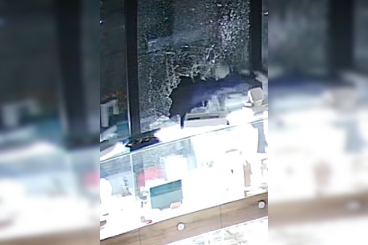 FOTO: V Ilave vykradli zlatníctvo, majitelia prosia o pomoc , foto 4