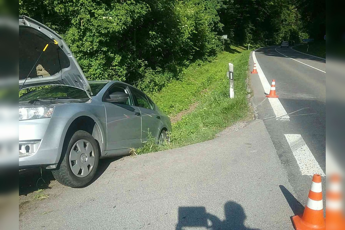 FOTO: Dopravná nehoda pri Hradišti: Vozidlo skončilo mimo vozovky, vodič je v nemocnici, foto 1