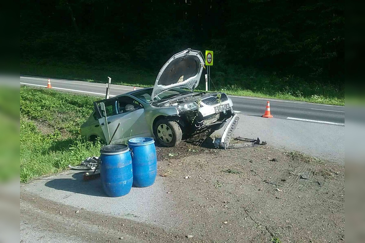 FOTO: Dopravná nehoda pri Hradišti: Vozidlo skončilo mimo vozovky, vodič je v nemocnici, foto 2