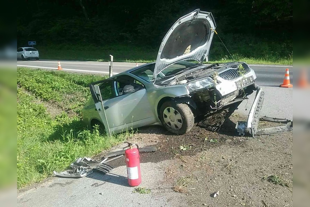 FOTO: Dopravná nehoda pri Hradišti: Vozidlo skončilo mimo vozovky, vodič je v nemocnici, foto 4