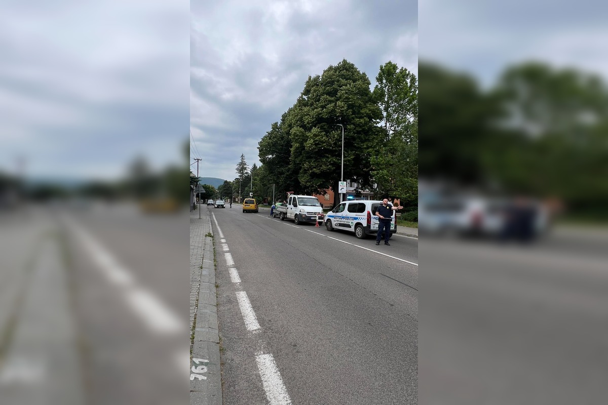 FOTO: V Novom Meste nad Váhom sa dnes ráno prepadla časť vozovky , foto 2