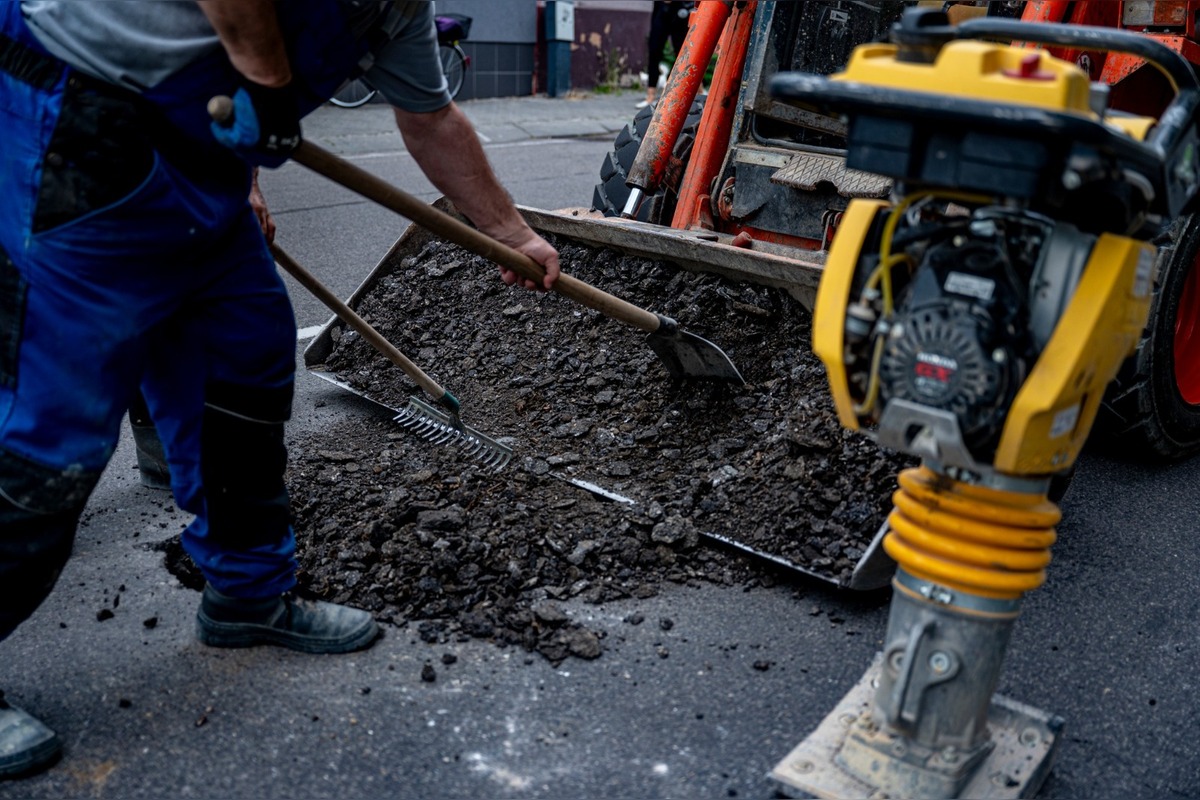 FOTO: V Novom Meste nad Váhom sa dnes ráno prepadla časť vozovky , foto 3