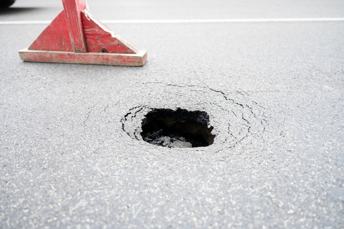 FOTO: V Novom Meste nad Váhom sa dnes ráno prepadla časť vozovky , foto 4