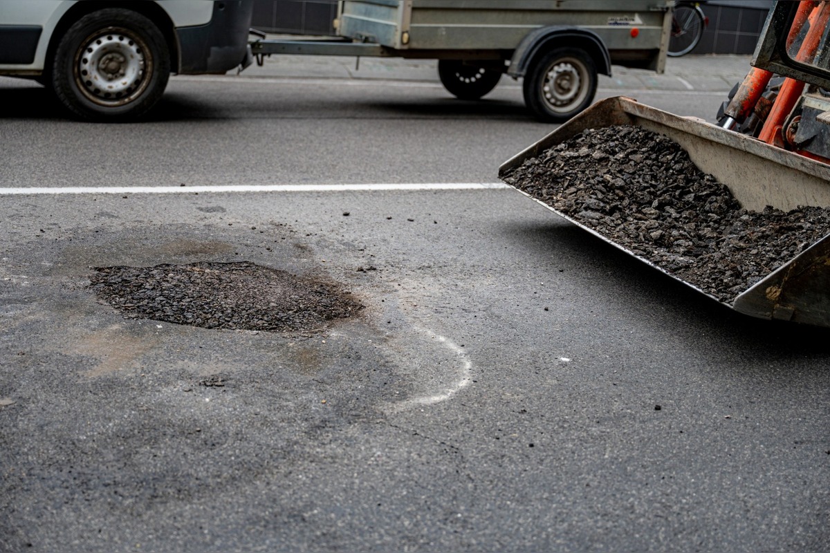 FOTO: V Novom Meste nad Váhom sa dnes ráno prepadla časť vozovky , foto 5