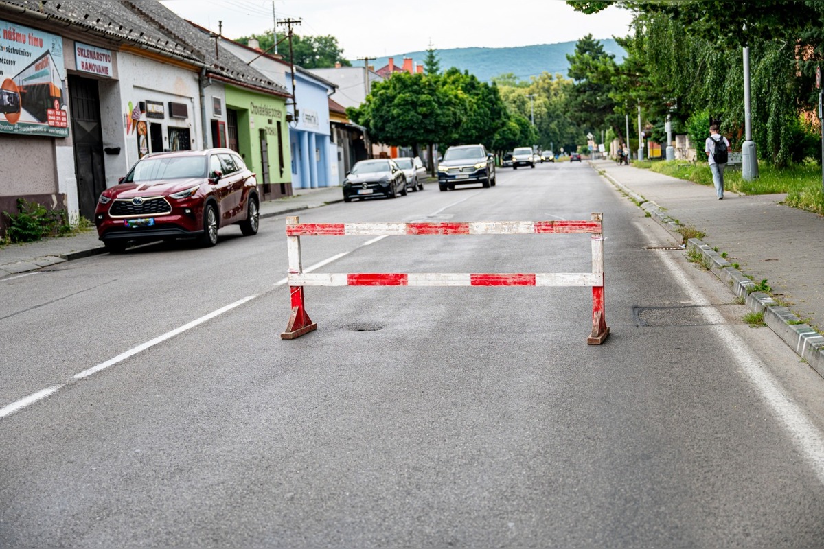 FOTO: V Novom Meste nad Váhom sa dnes ráno prepadla časť vozovky , foto 6