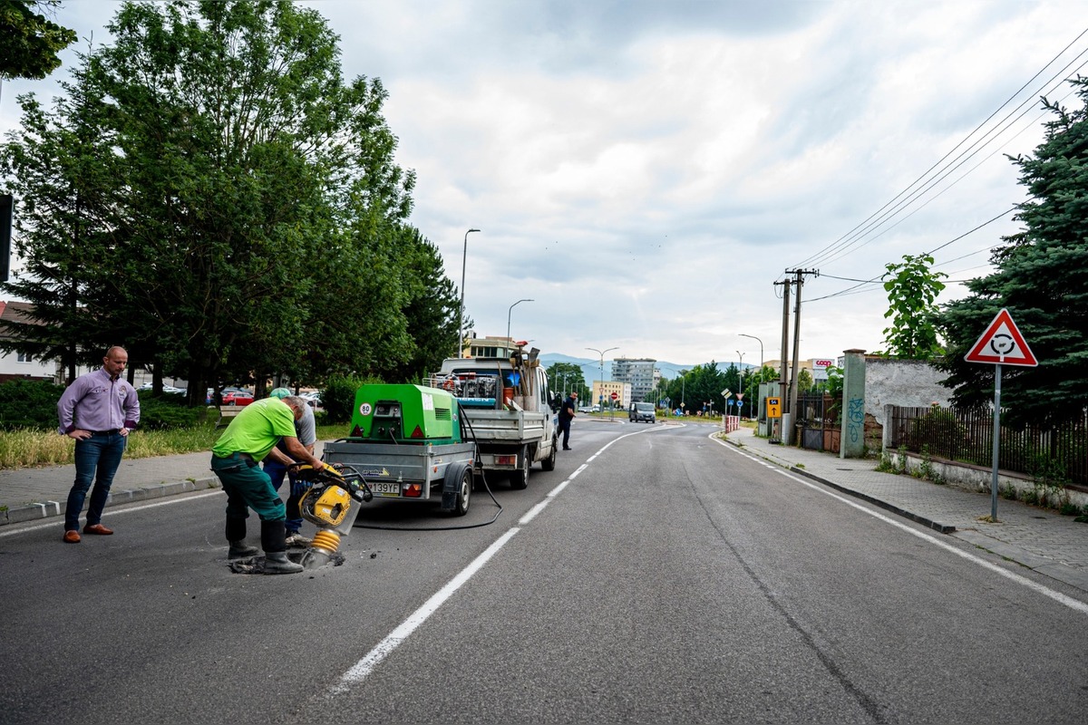 FOTO: V Novom Meste nad Váhom sa dnes ráno prepadla časť vozovky , foto 8