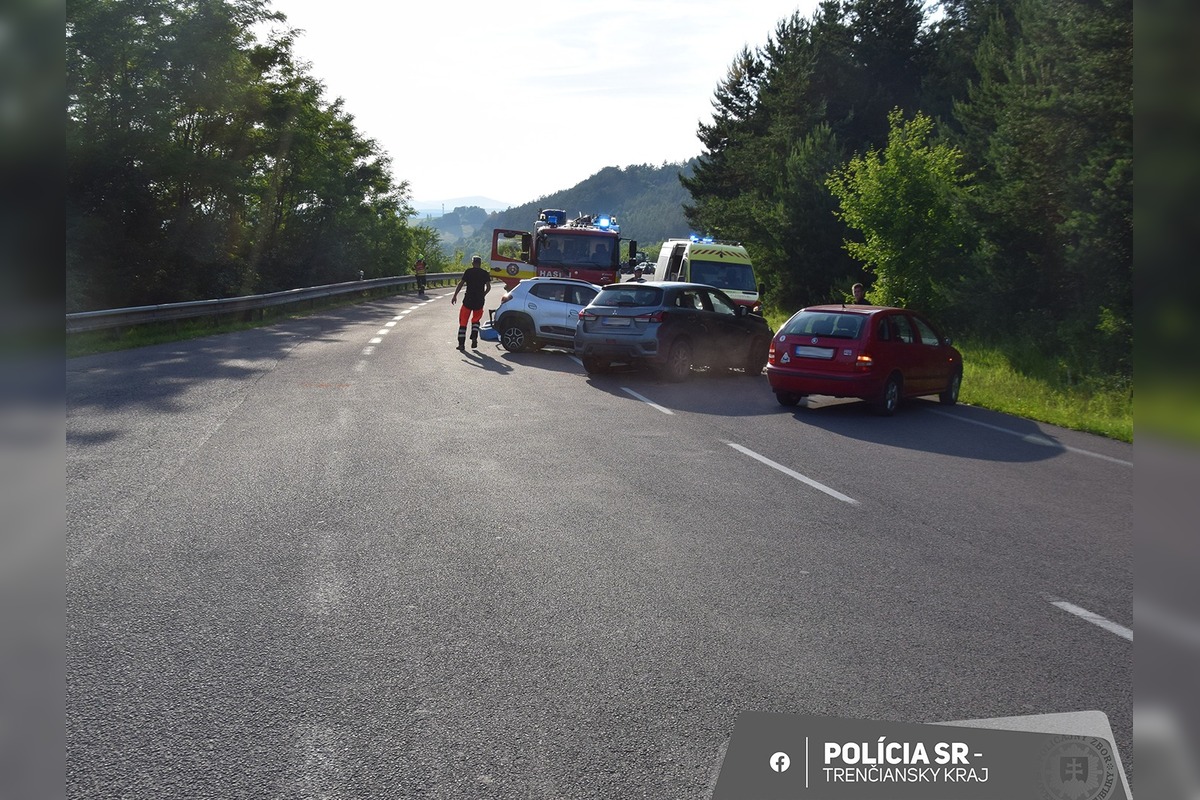 FOTO: Pri Púchovo došlo k vážnej nehode dvoch áut, jeden z vodičov nedal prednosť , foto 1