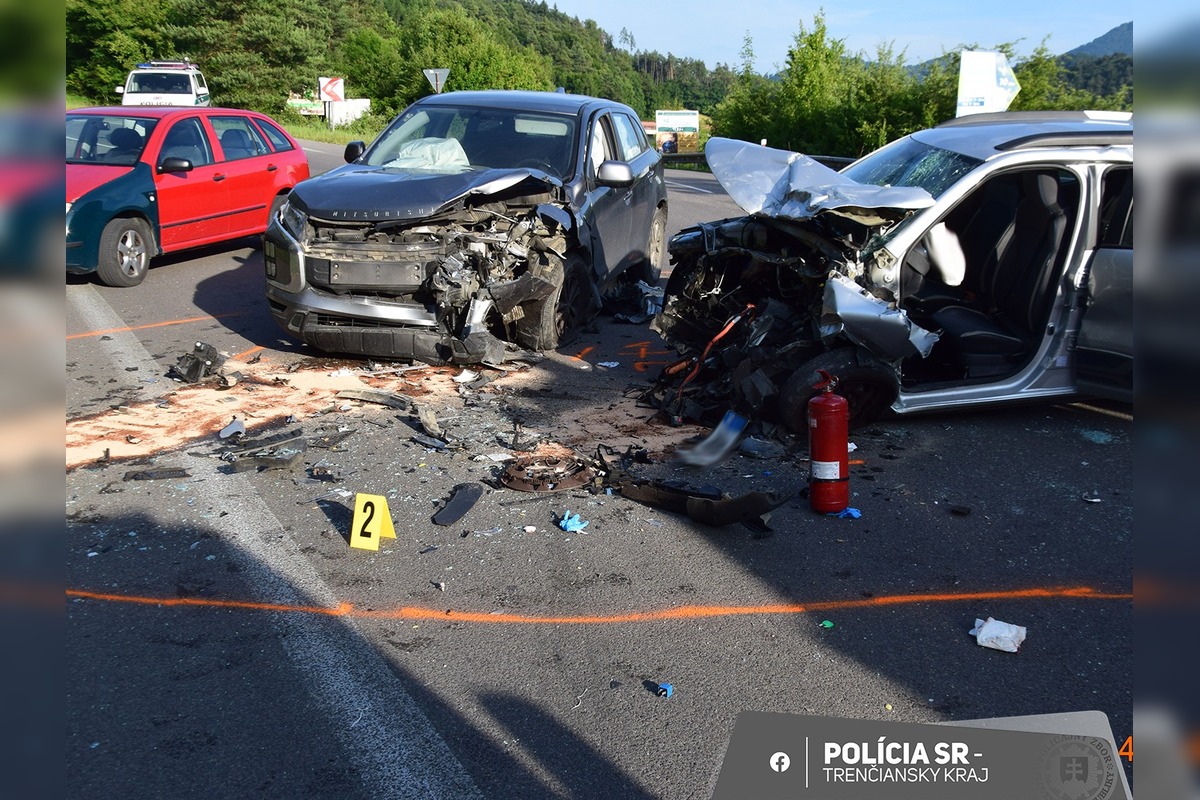 FOTO: Pri Púchovo došlo k vážnej nehode dvoch áut, jeden z vodičov nedal prednosť , foto 3