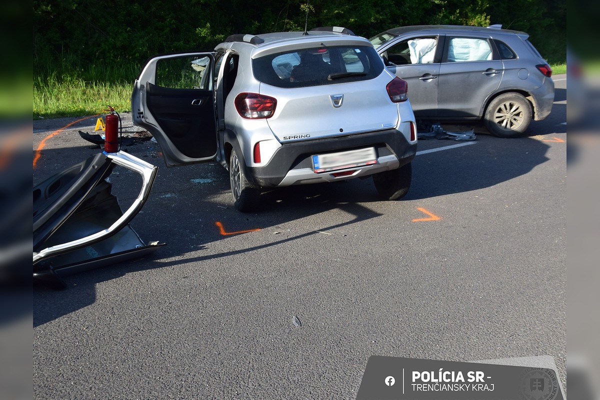 FOTO: Pri Púchovo došlo k vážnej nehode dvoch áut, jeden z vodičov nedal prednosť , foto 4