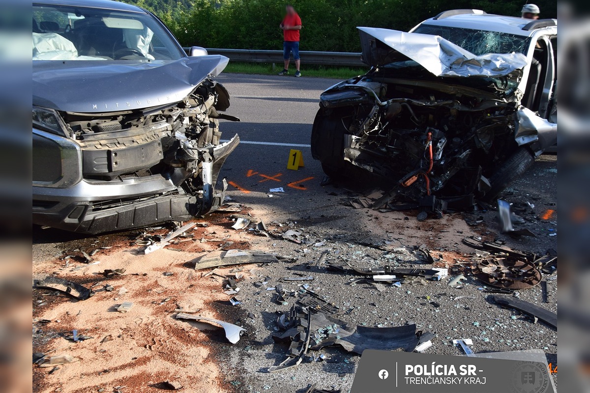 FOTO: Pri Púchovo došlo k vážnej nehode dvoch áut, jeden z vodičov nedal prednosť , foto 5