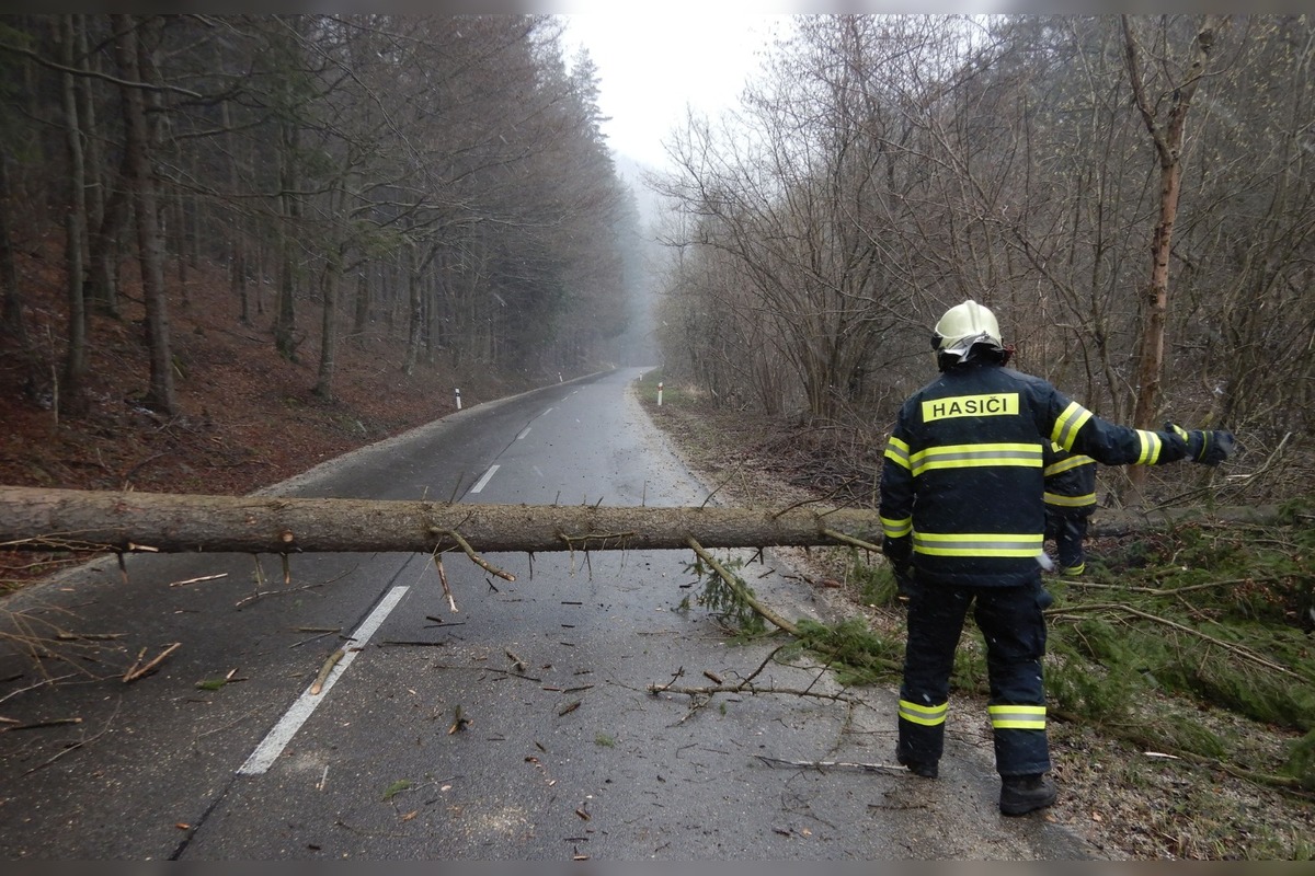 FOTO: Obyvatelia Trenčína a okolia zdieľali fotografie búrky, ktorá sa prehnala krajom , foto 3