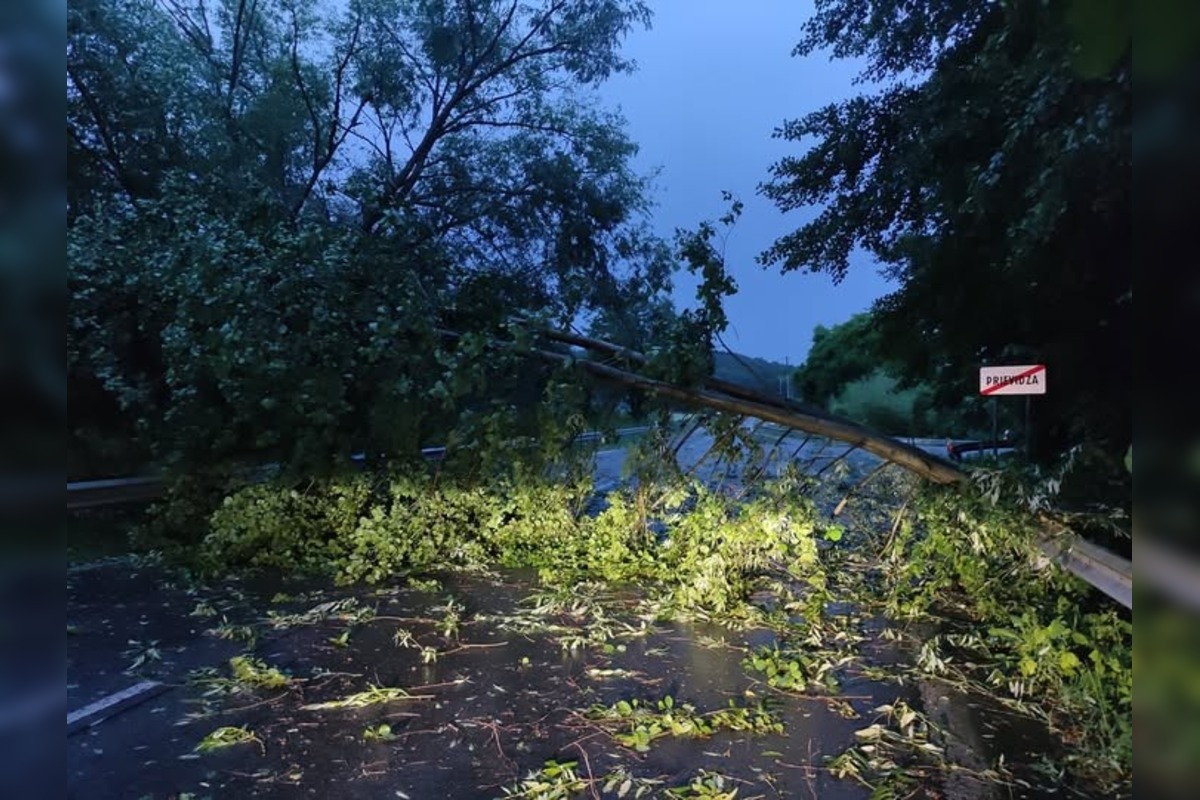 FOTO: Obyvatelia Trenčína a okolia zdieľali fotografie búrky, ktorá sa prehnala krajom , foto 10