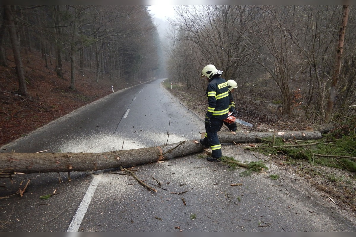 FOTO: Obyvatelia Trenčína a okolia zdieľali fotografie búrky, ktorá sa prehnala krajom , foto 12