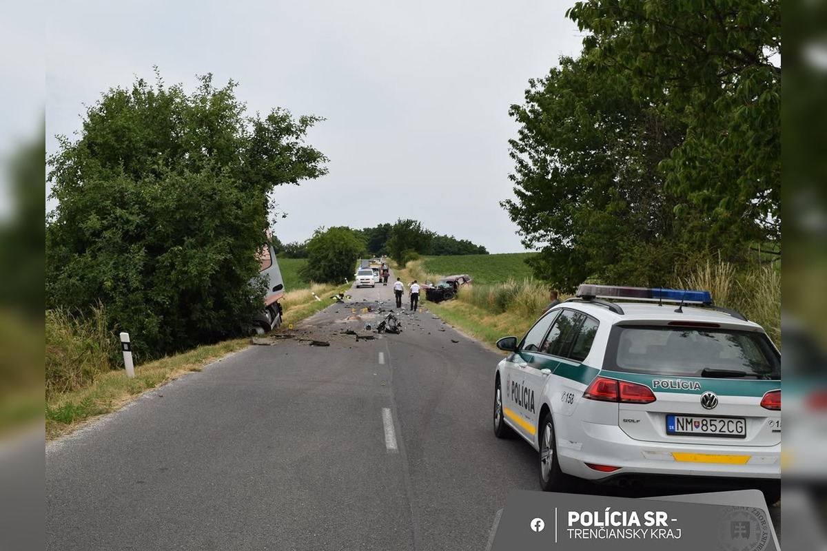 FOTO: Čelná zrážka pri Myjave: Vodič osobného auta sa zrazil s kamiónom, utrpel vážne zranenia, foto 1