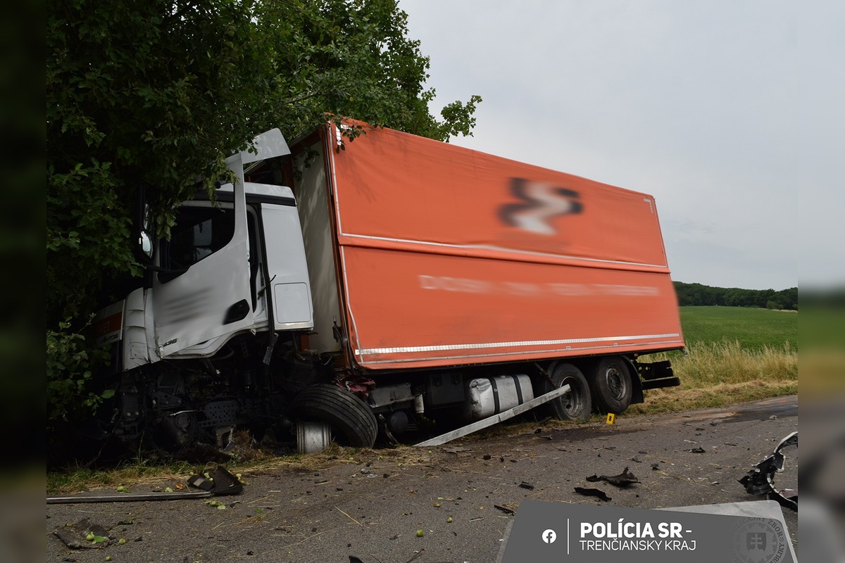 FOTO: Čelná zrážka pri Myjave: Vodič osobného auta sa zrazil s kamiónom, utrpel vážne zranenia, foto 2