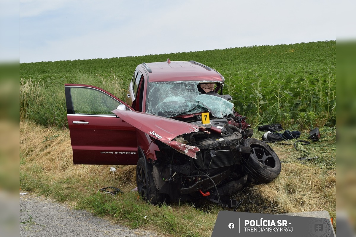 FOTO: Čelná zrážka pri Myjave: Vodič osobného auta sa zrazil s kamiónom, utrpel vážne zranenia, foto 3