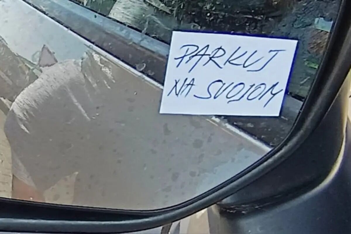 FOTO: Namiesto lístočkov už klince, na trenčianskom sídlisku niekto ohrozuje vodičov, foto 3