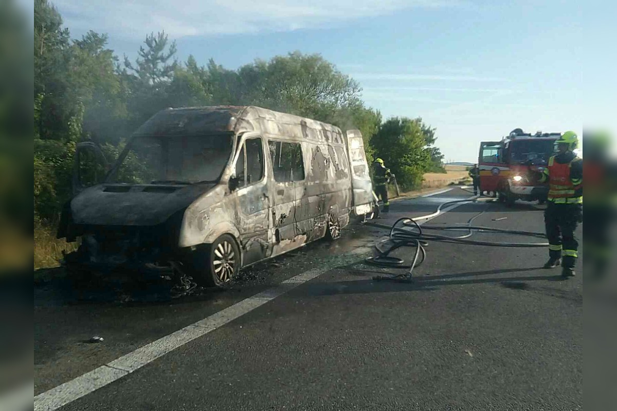 FOTO: Dráma na D1 pri Dubnici nad Váhom: Dodávku s deťmi zachvátili plamene, motorky zhoreli, foto 1