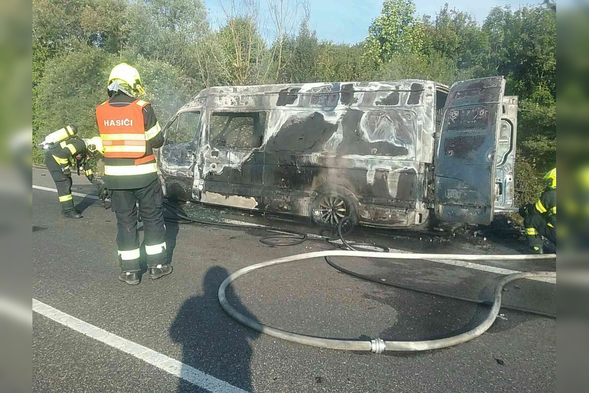 FOTO: Dráma na D1 pri Dubnici nad Váhom: Dodávku s deťmi zachvátili plamene, motorky zhoreli, foto 2