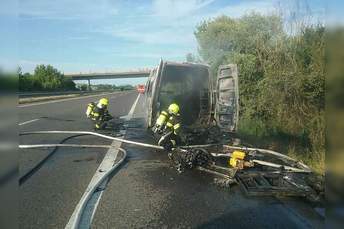 FOTO: Dráma na D1 pri Dubnici nad Váhom: Dodávku s deťmi zachvátili plamene, motorky zhoreli, foto 3