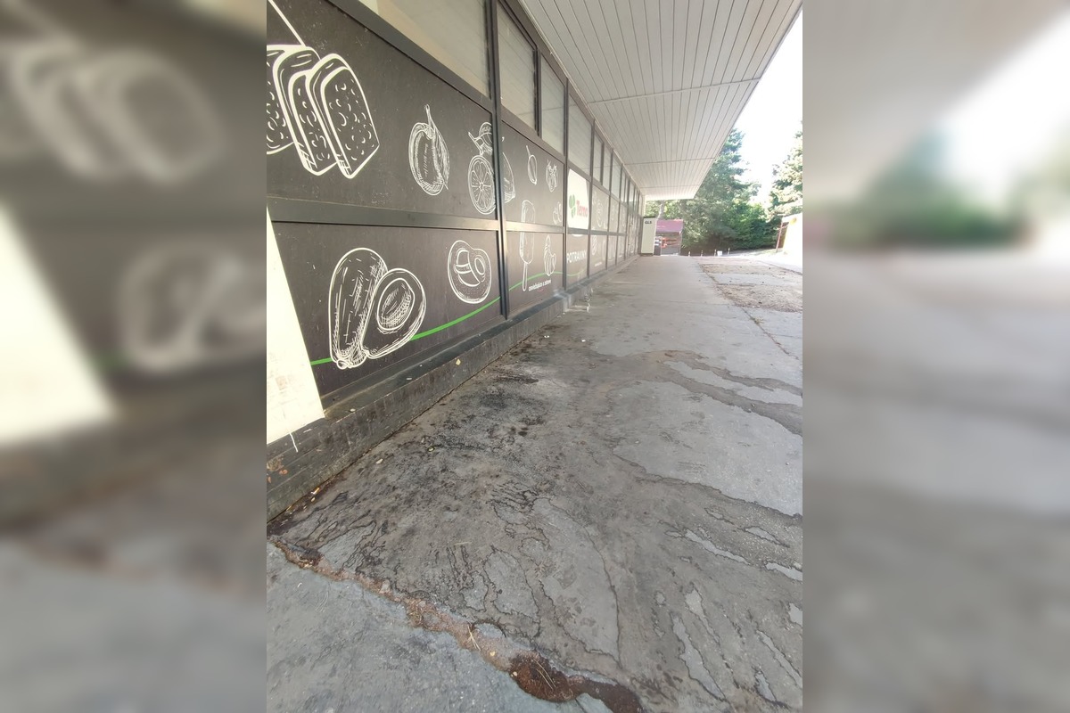 FOTO: Trenčanov trápi problém s bezdomovcami pri potravinách Terno. Vykrikujú a močia na verejnosti, tvrdia miestni, foto 1