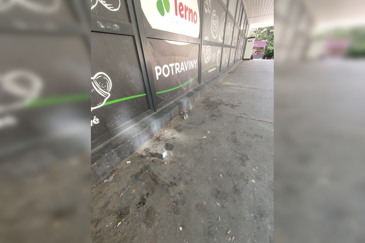 FOTO: Trenčanov trápi problém s bezdomovcami pri potravinách Terno. Vykrikujú a močia na verejnosti, tvrdia miestni, foto 3