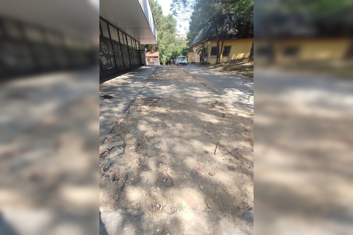 FOTO: Trenčanov trápi problém s bezdomovcami pri potravinách Terno. Vykrikujú a močia na verejnosti, tvrdia miestni, foto 4