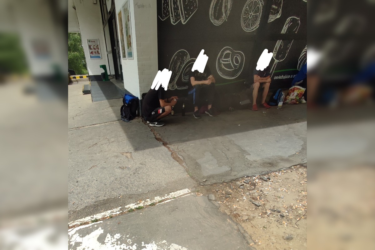 FOTO: Trenčanov trápi problém s bezdomovcami pri potravinách Terno. Vykrikujú a močia na verejnosti, tvrdia miestni, foto 5