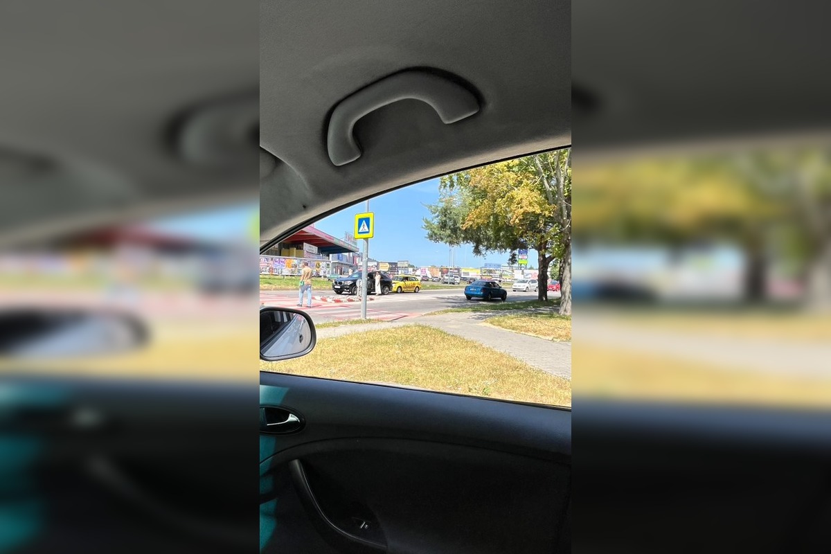 FOTO: Kolízia v blízkosti Kauflandu v Prievidzi: Obmedzenie v smere do centra, foto 1