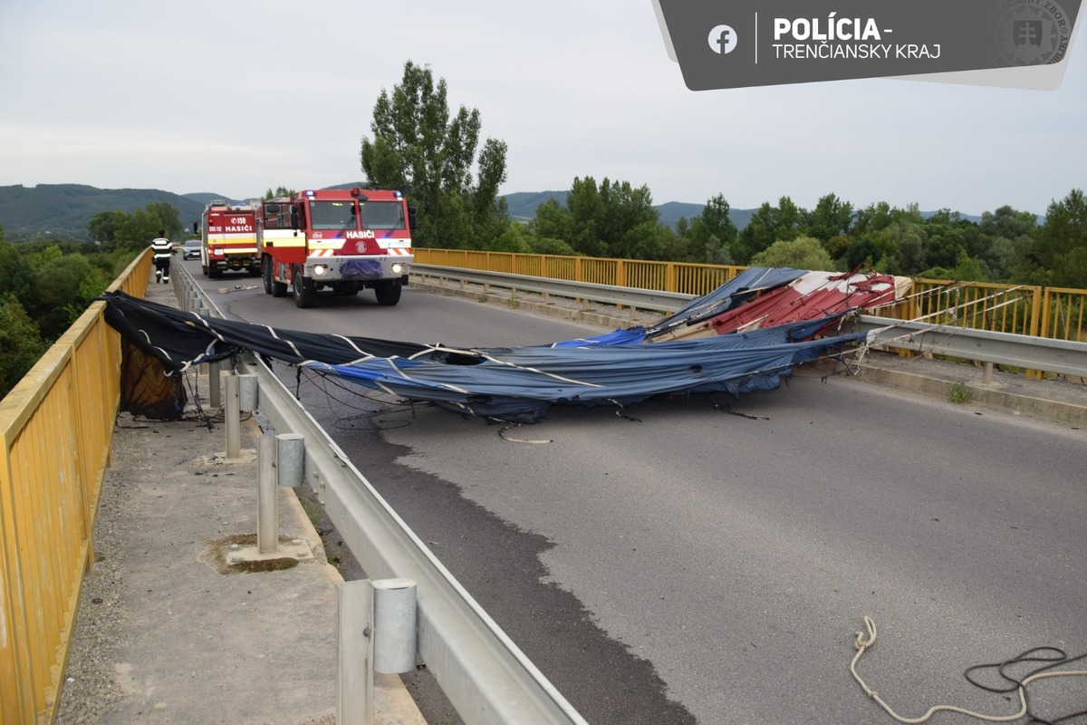 FOTO: Pri Bolešove zhorel teplovzdušný balón, ktorý sa vznietil od horiacej trávy , foto 1